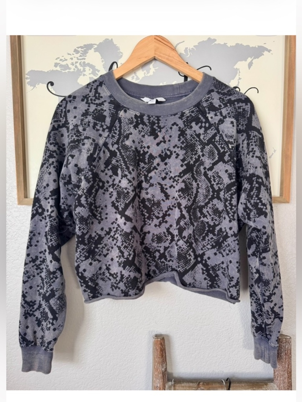 Wild Fable fader camo crop pullover grey medium